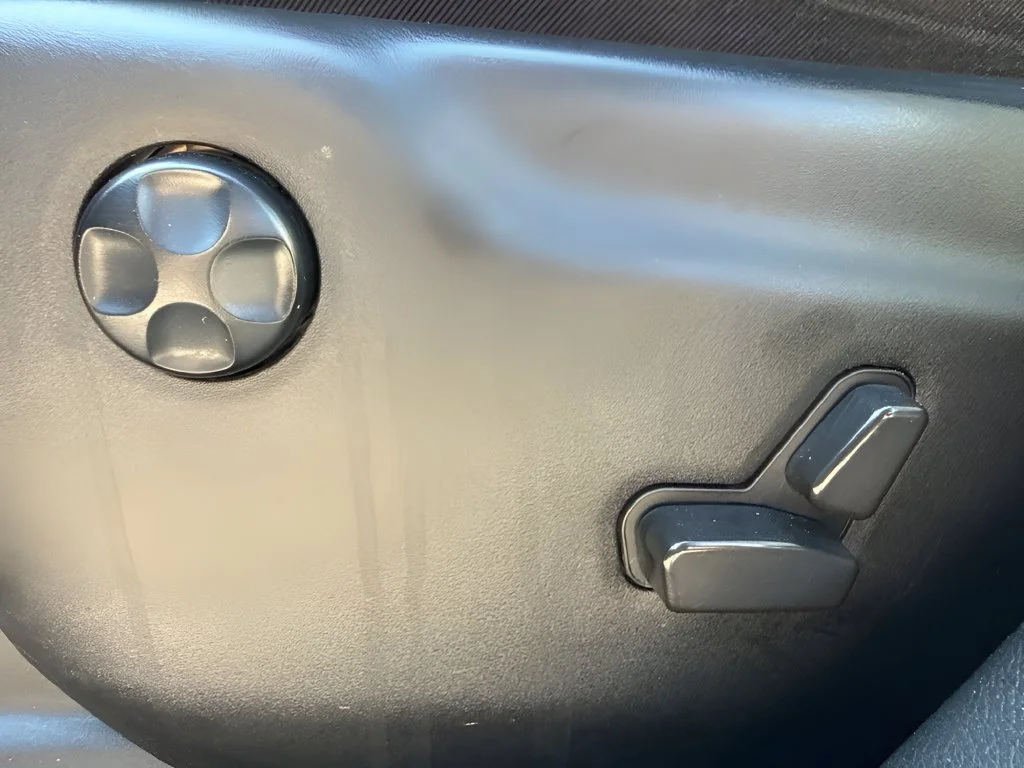 Used 2022  Jeep Limited image 10