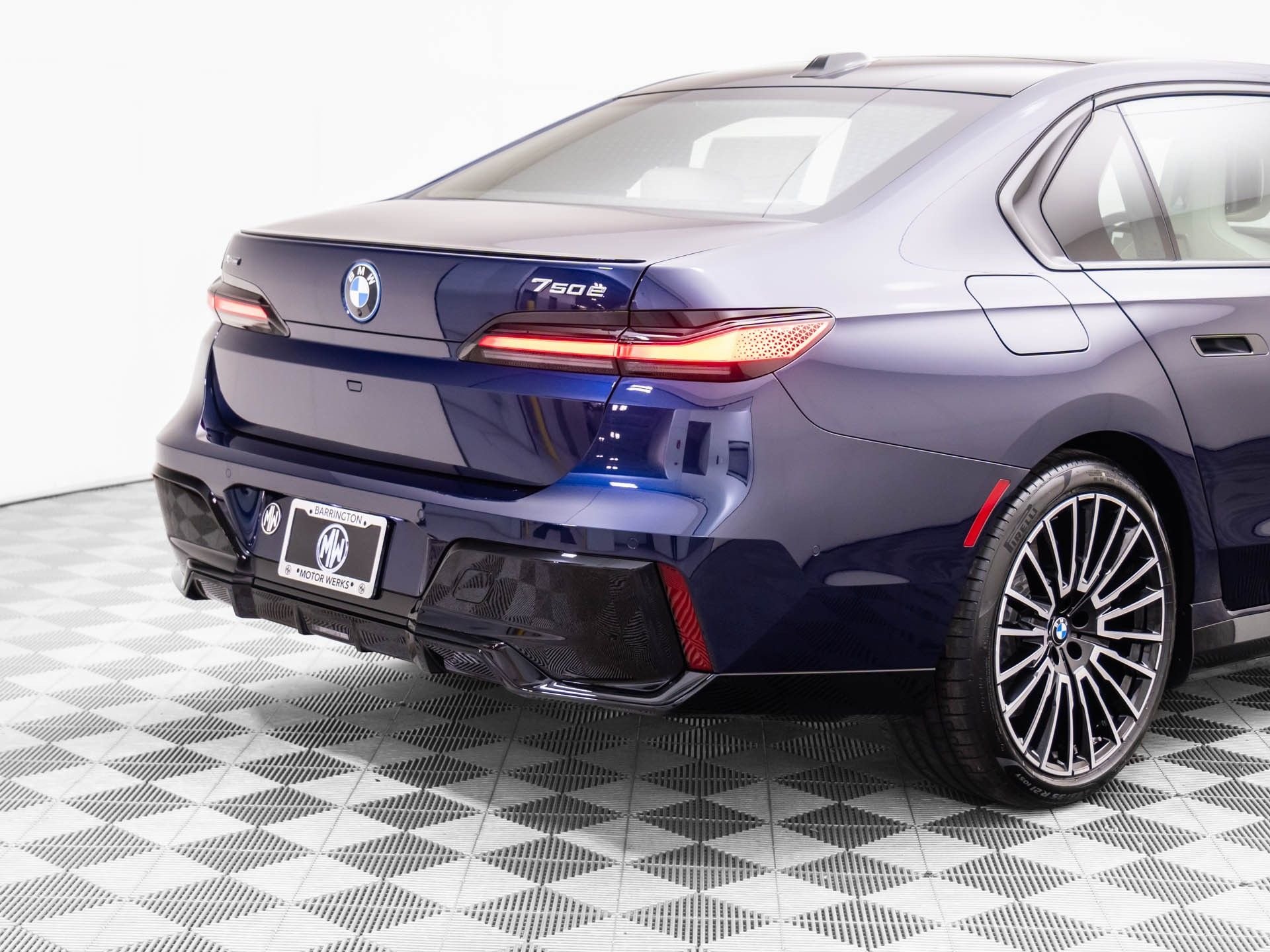 New 2026 Tanzanite Blue II Metallic BMW 750e xDrive image 43