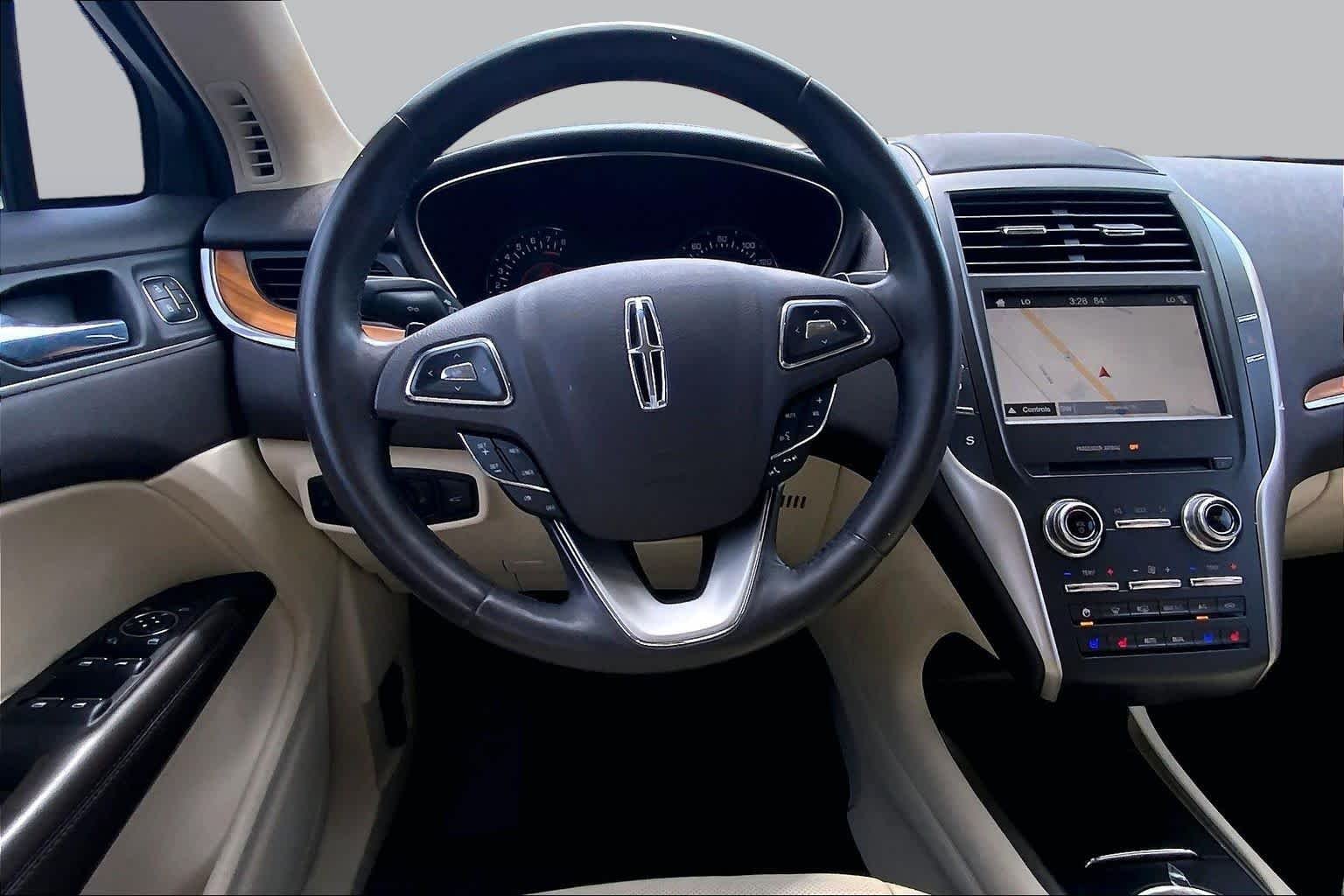 Used 2016 White Platinum Metallic Tri-Coat Lincoln Reserve image 6