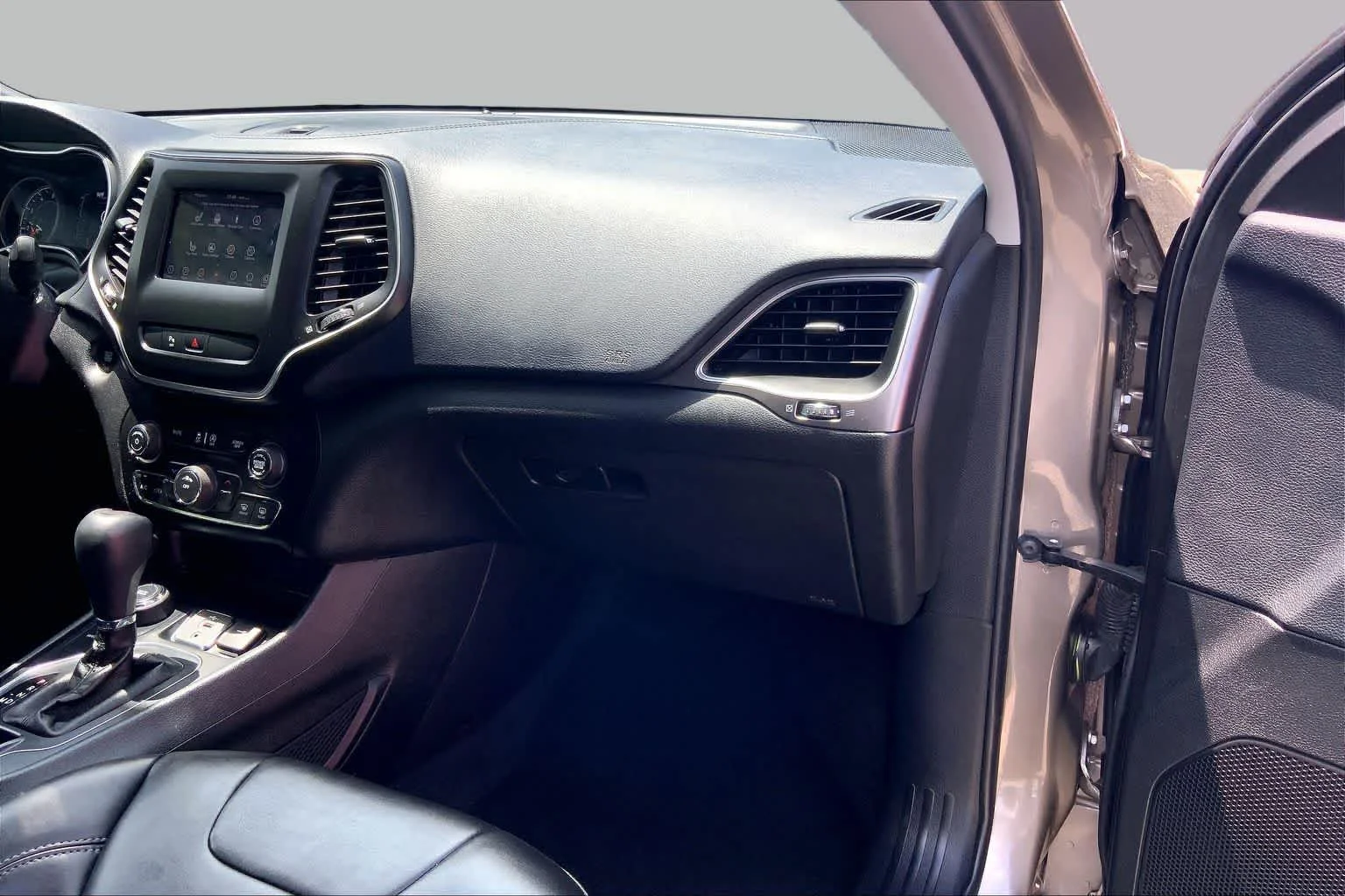 Used 2019 Light Brownstone Pearlcoat Jeep Latitude Plus image 17