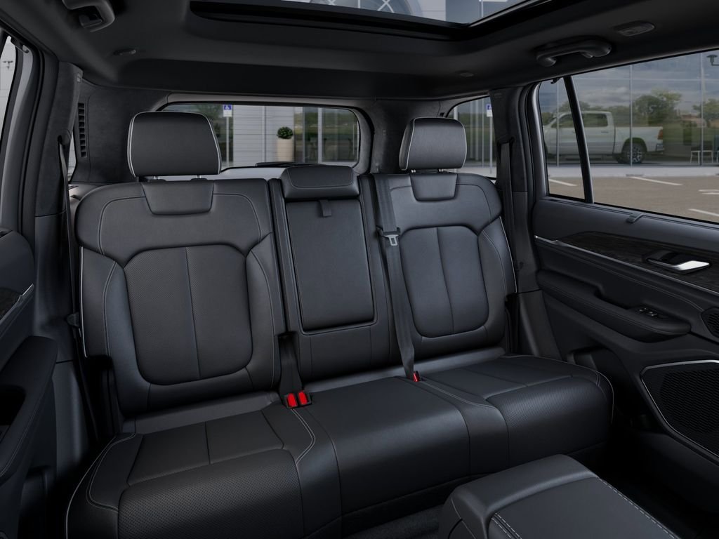 New 2025 Diamond Black Crystal Pearl-Coat Exterior Paint Jeep Overland image 15