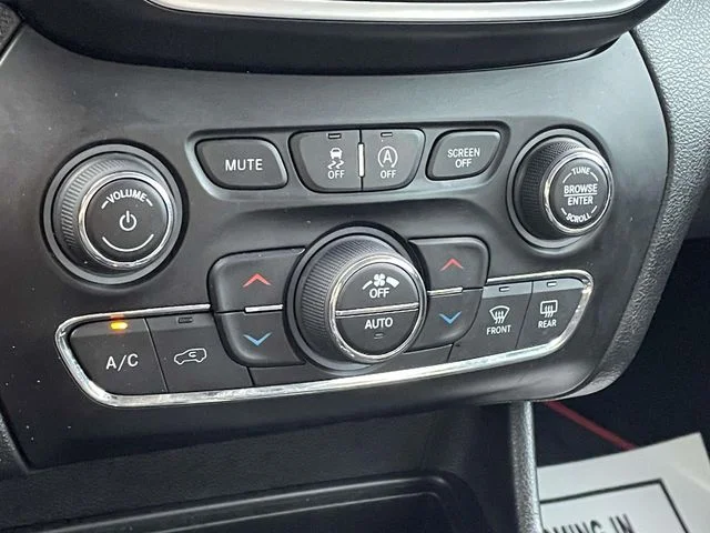 Certified Used 2019 Diamond Black Jeep Latitude Plus image 27