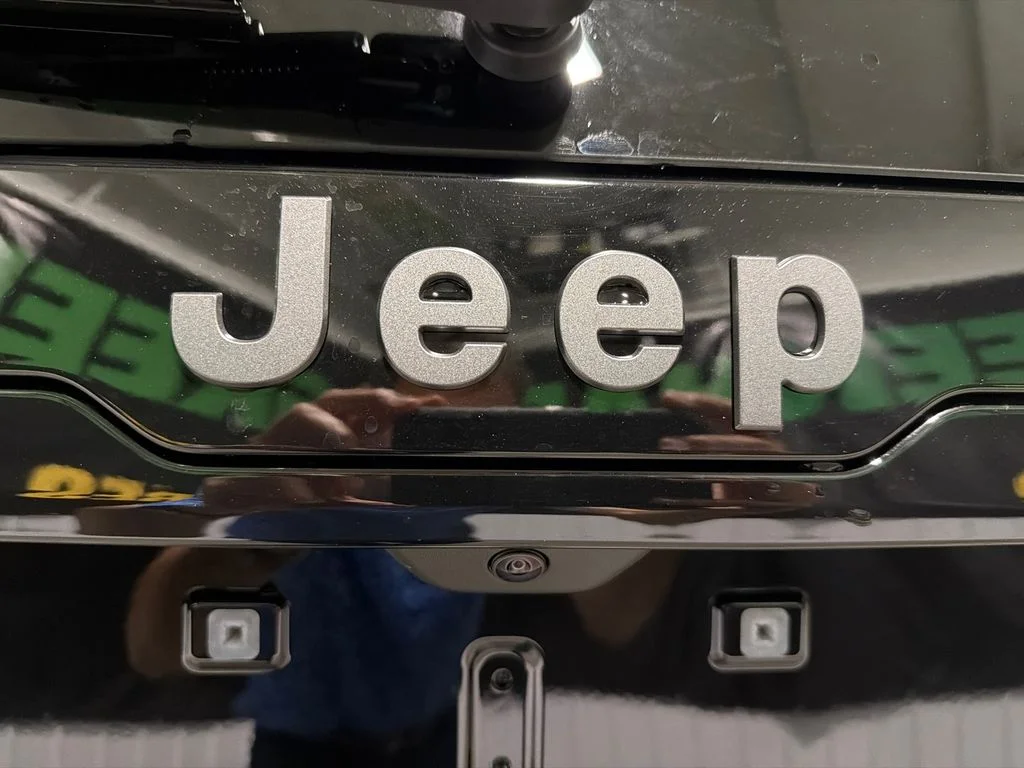 New 2026 Diamond Black Crystal Pearl-Coat Exterior Paint Jeep Limited image 8