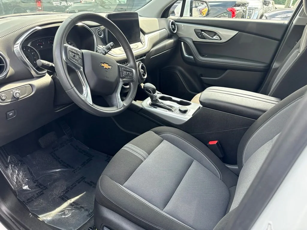 Used 2025 White Chevrolet LT image 3