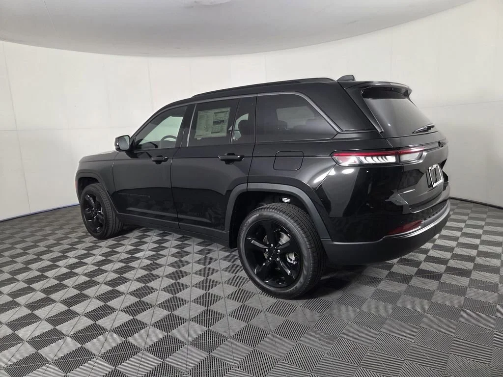 New 2026 Diamond Black Crystal Pearl-Coat Exterior Paint Jeep Limited image 7