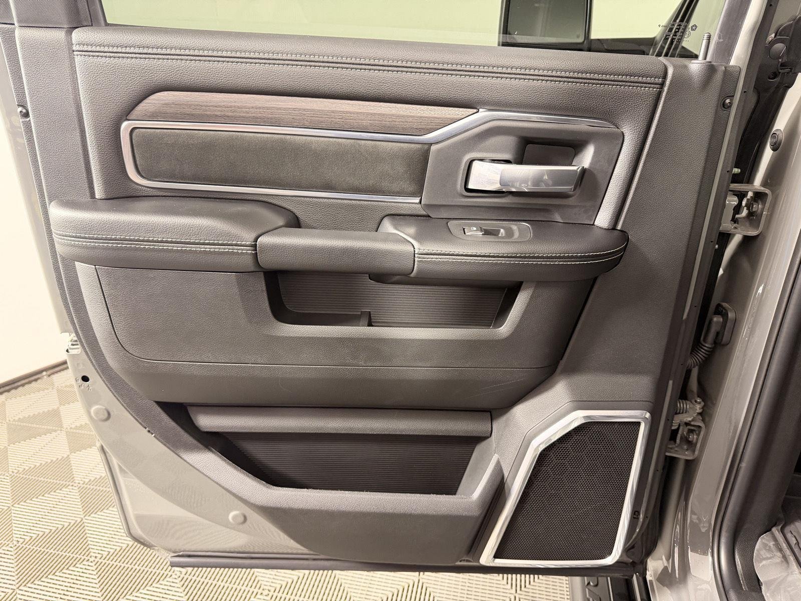 2026 RAM 3500 Laramie - Photo 17