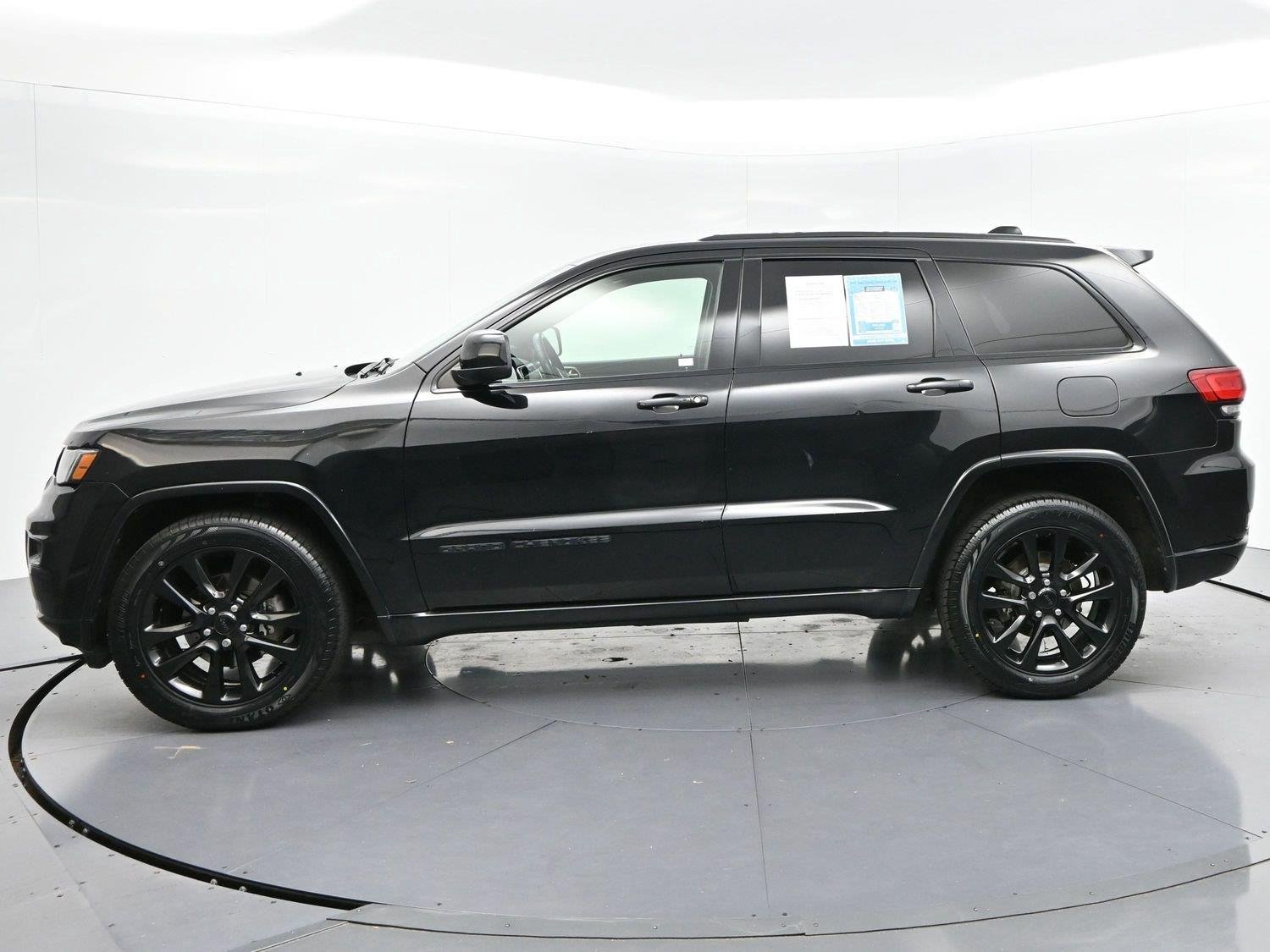 Used 2017 Diamond Black Crystal Pearlcoat Jeep Altitude image 4