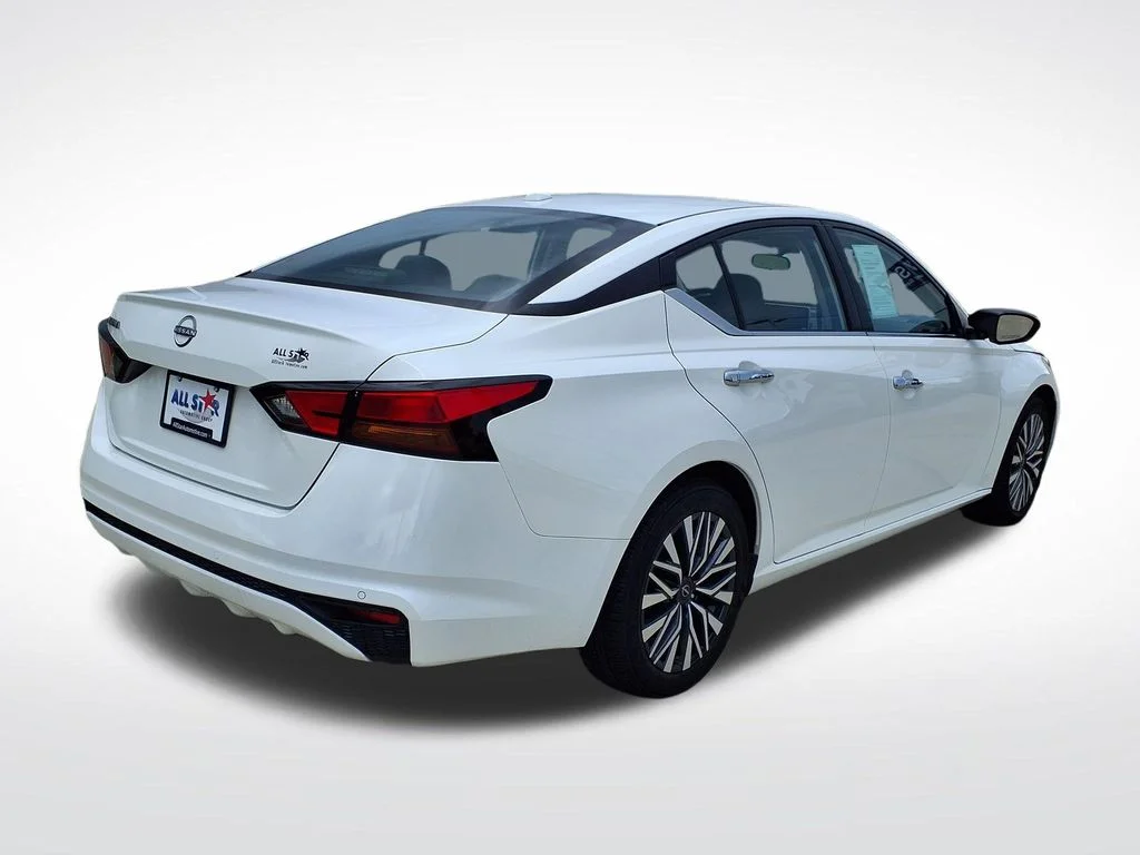 Used 2025 White Nissan 2.5 SV image 9
