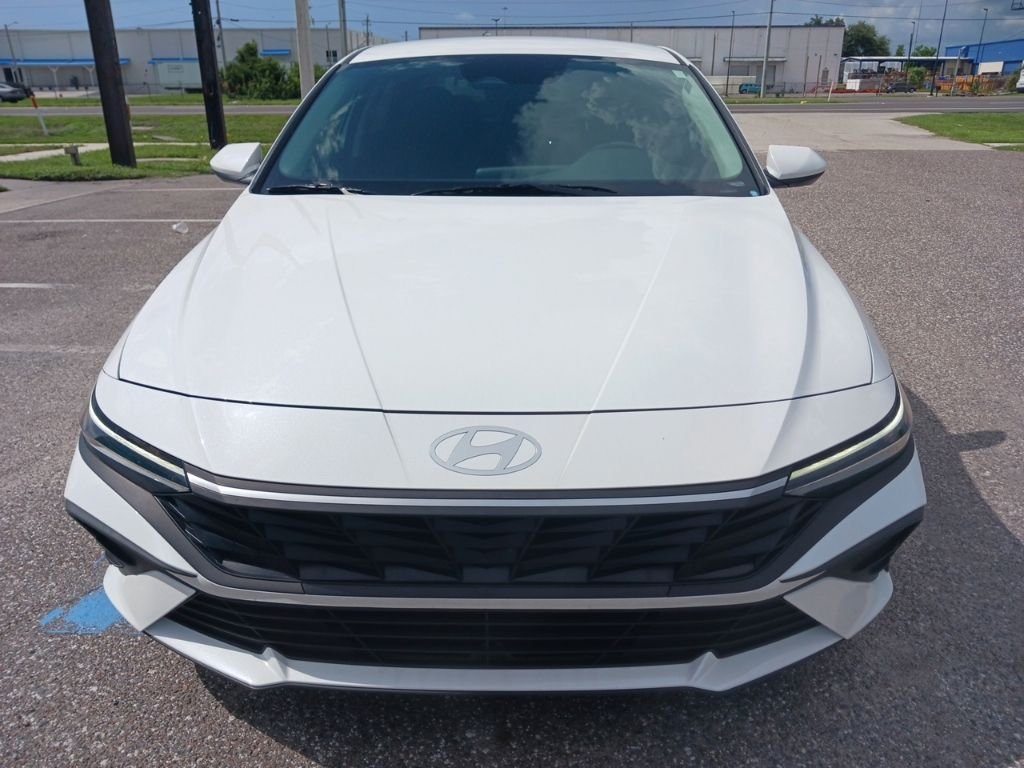 Used 2025 White Hyundai SE image 8