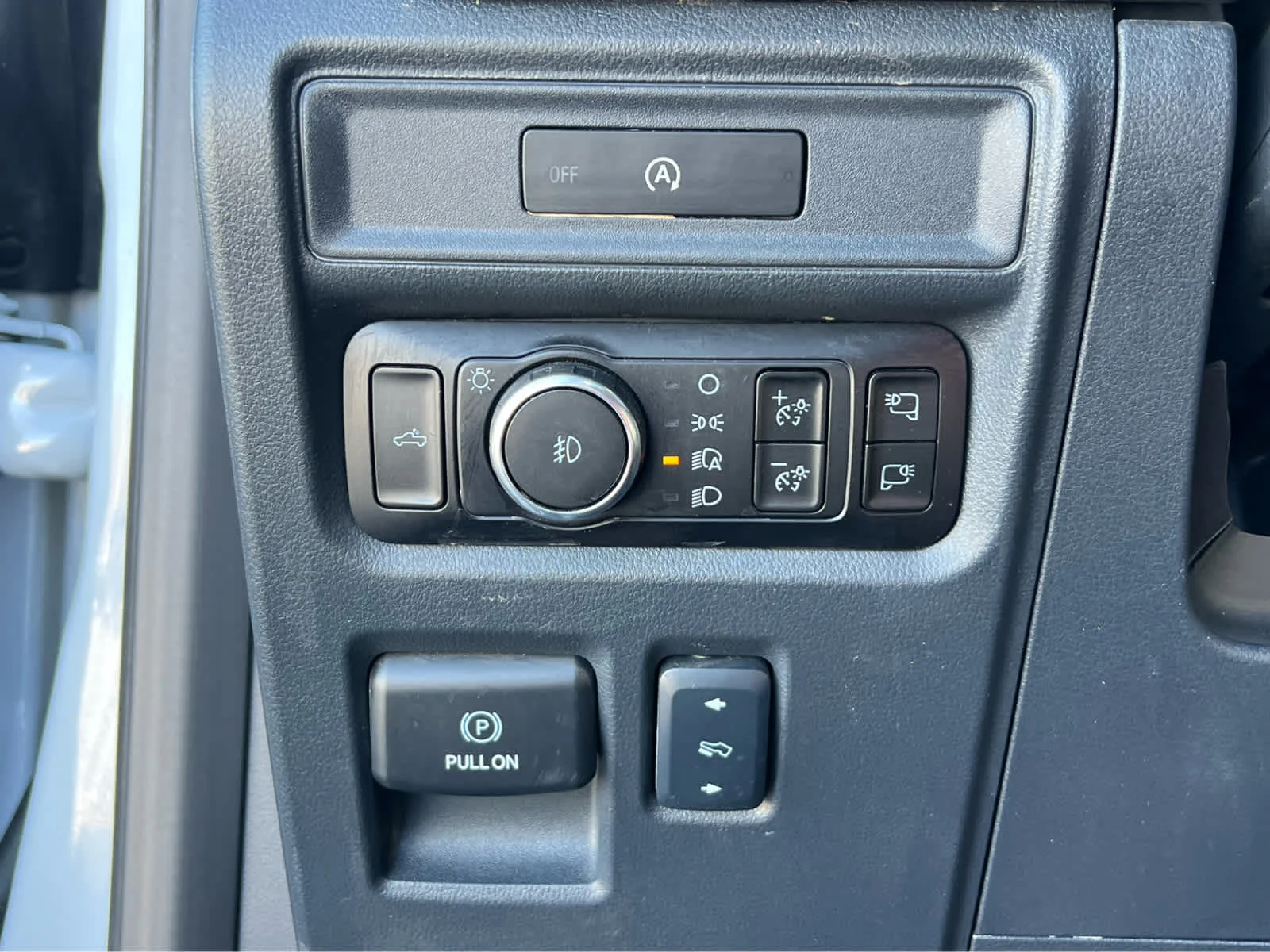 Used 2025 Space White Metallic Ford LARIAT image 33