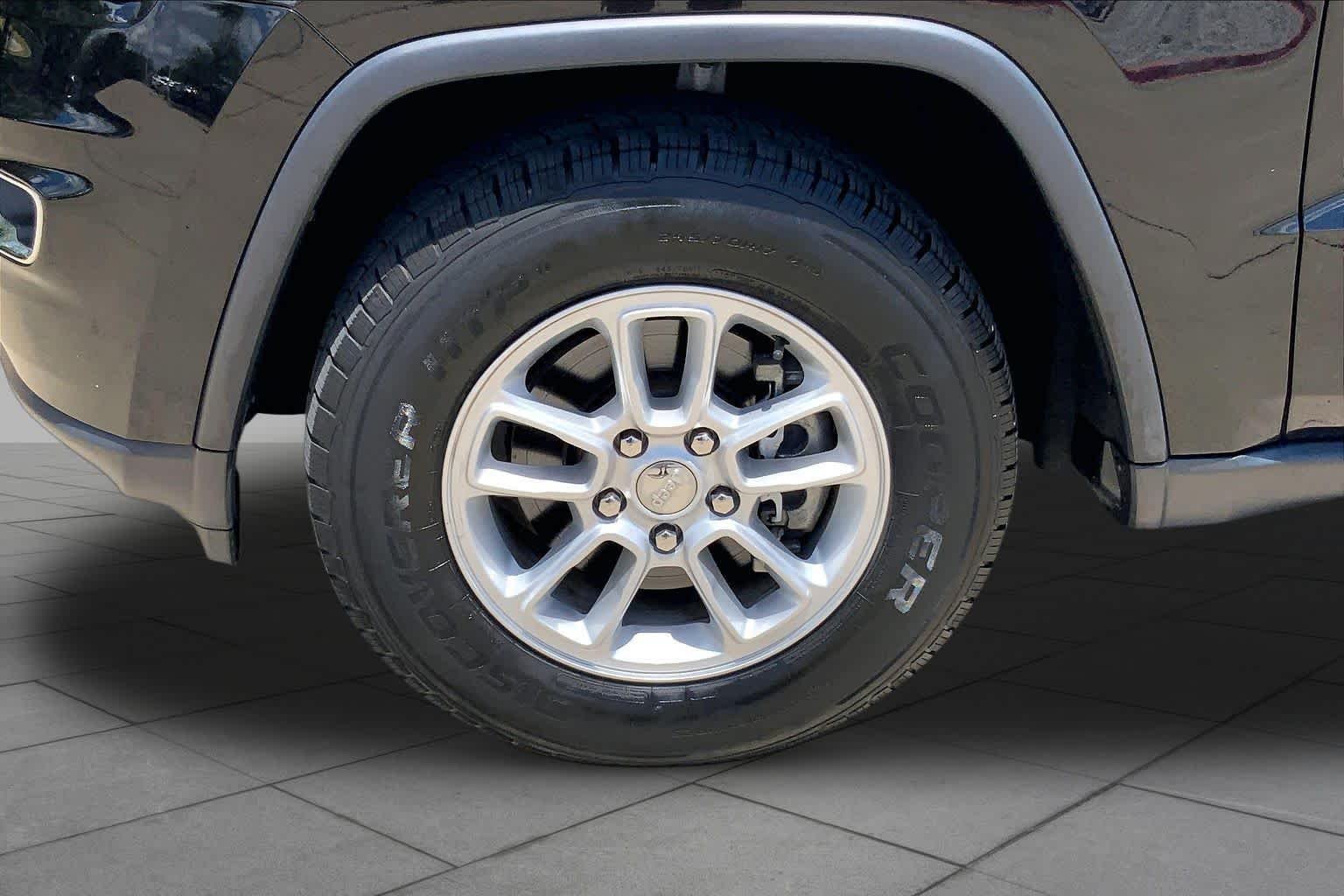 Used 2018 Diamond Black Crystal Pearlcoat Jeep Laredo image 10