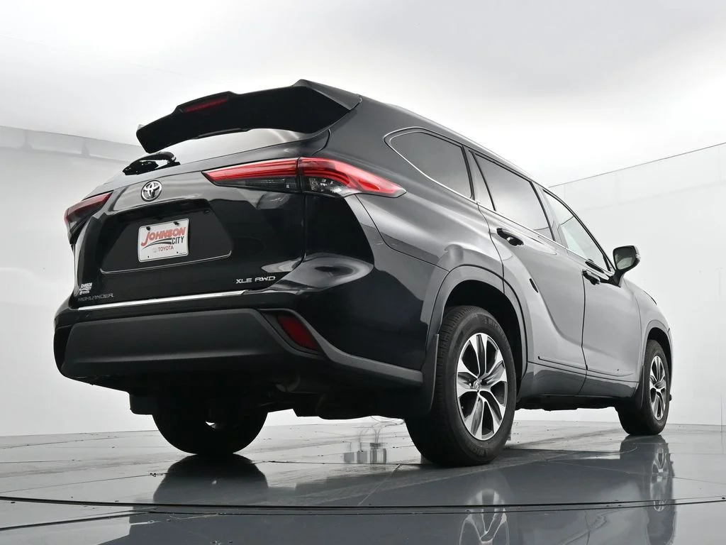 Used 2022 Black Toyota XLE image 31