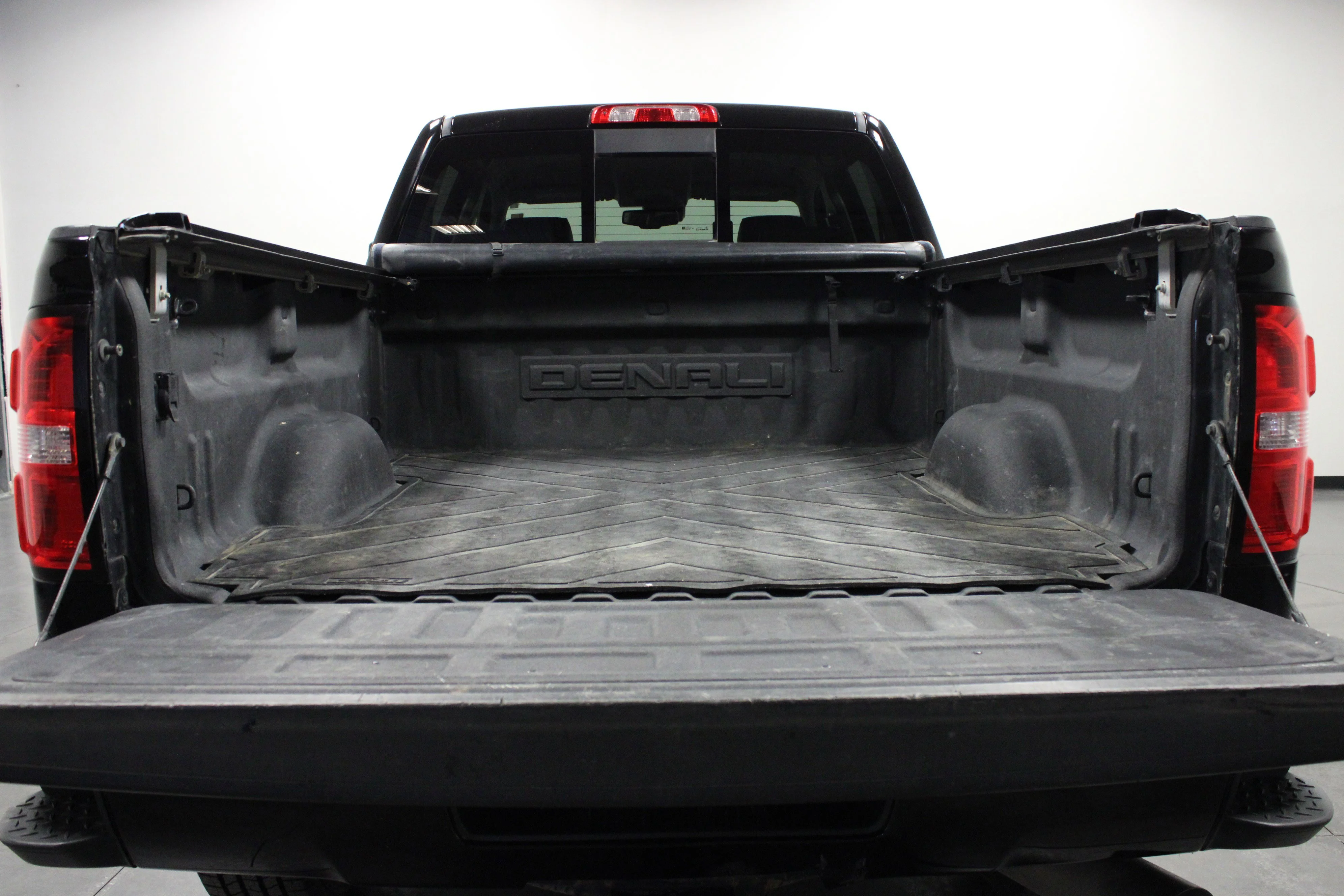 Used 2017 ONYX BLACK GMC Denali image 14
