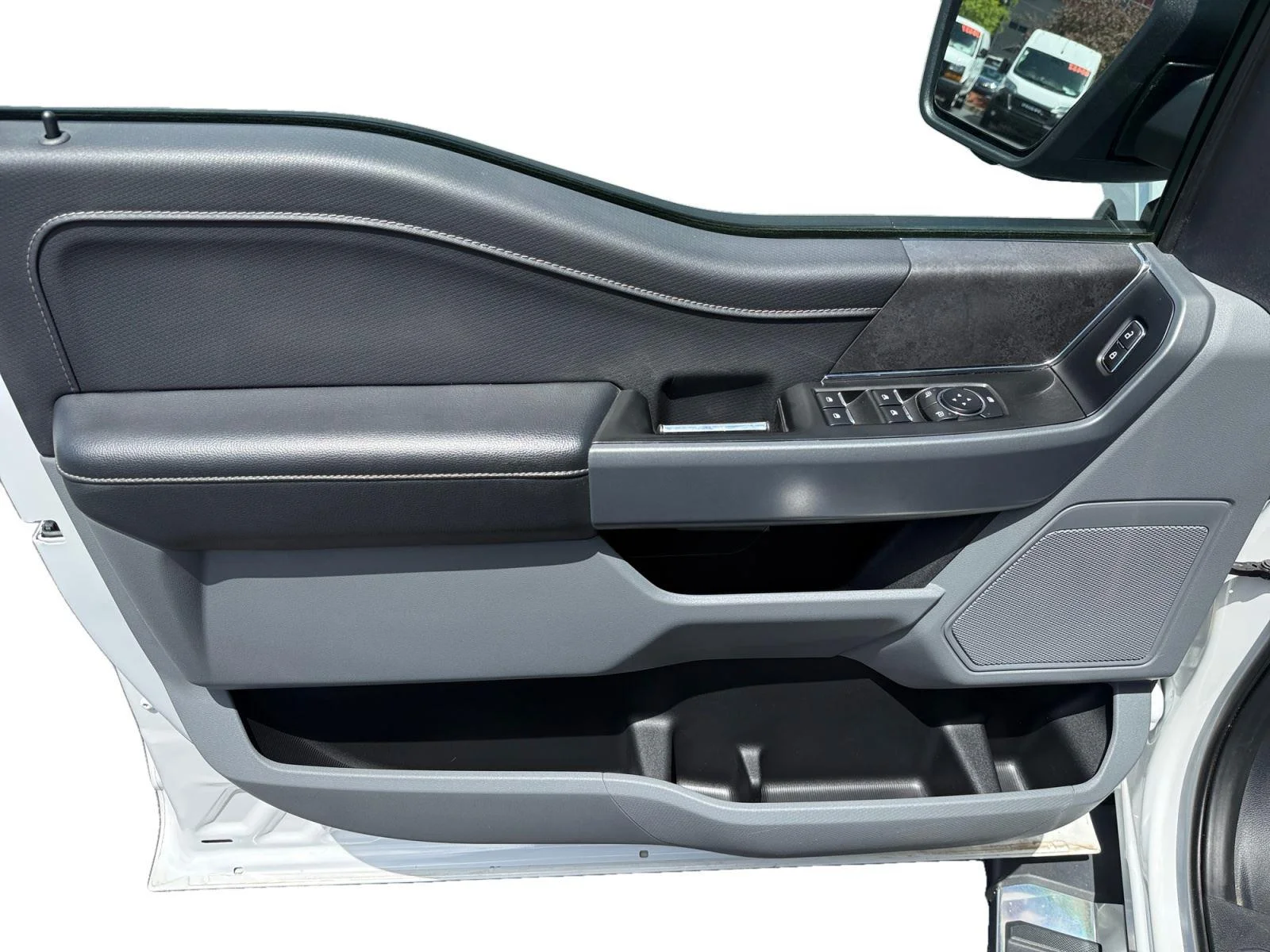 Used 2024 Oxford White Ford XLT image 9