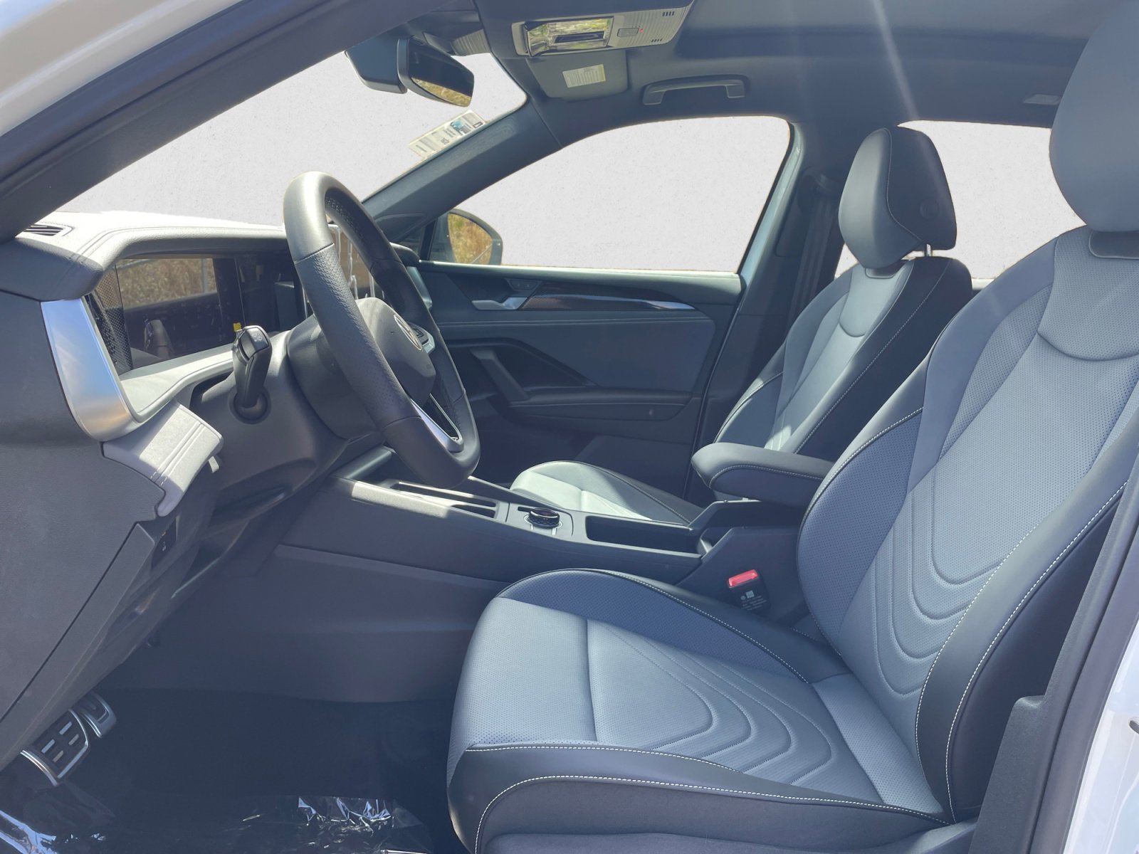 New 2026 White Volkswagen SE R-Line Black image 9