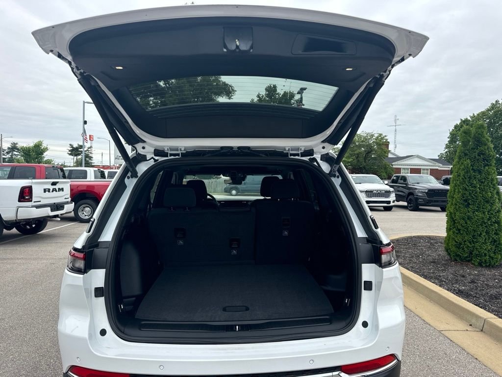 New 2026 Bright White Clear-Coat Exterior Paint Jeep Laredo X image 30