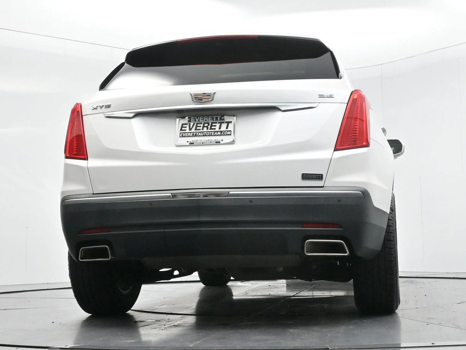 Used 2017 CRYSTAL WHITE TRICOAT Cadillac Luxury FWD image 47