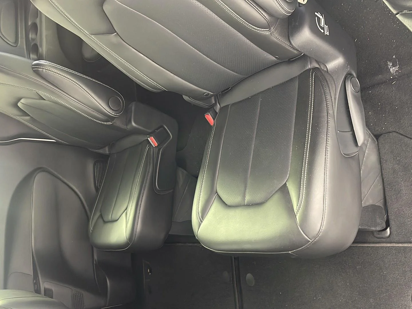 Used 2025 Bright White Clearcoat Chrysler Select image 12