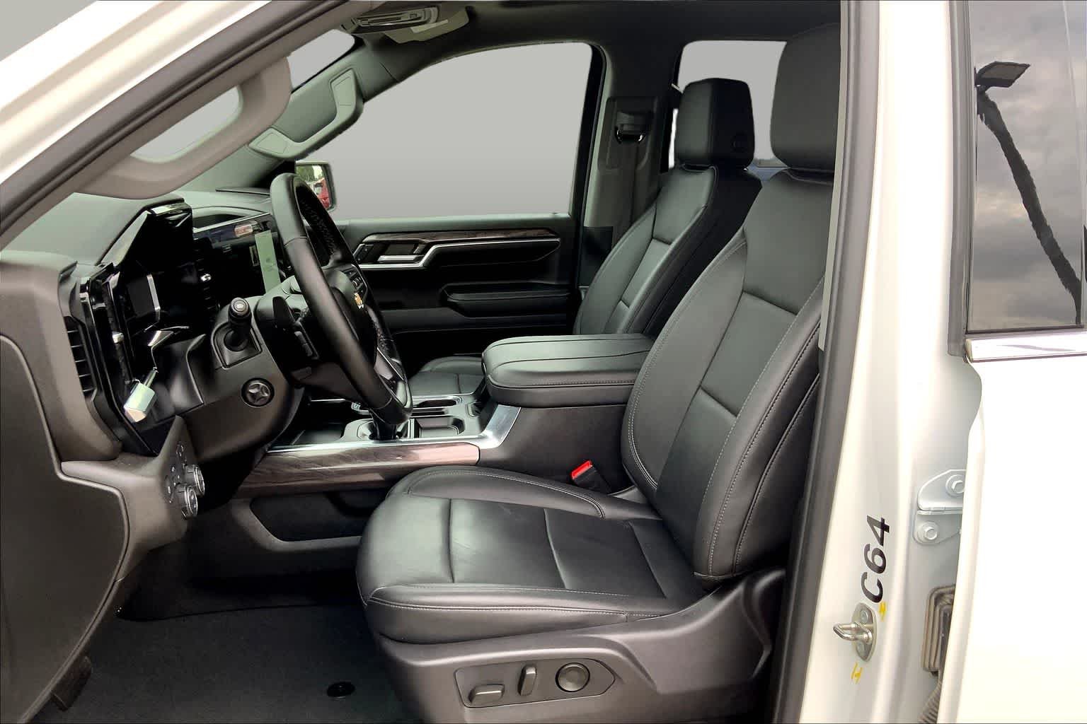 Used 2024 Summit White Chevrolet LTZ image 7