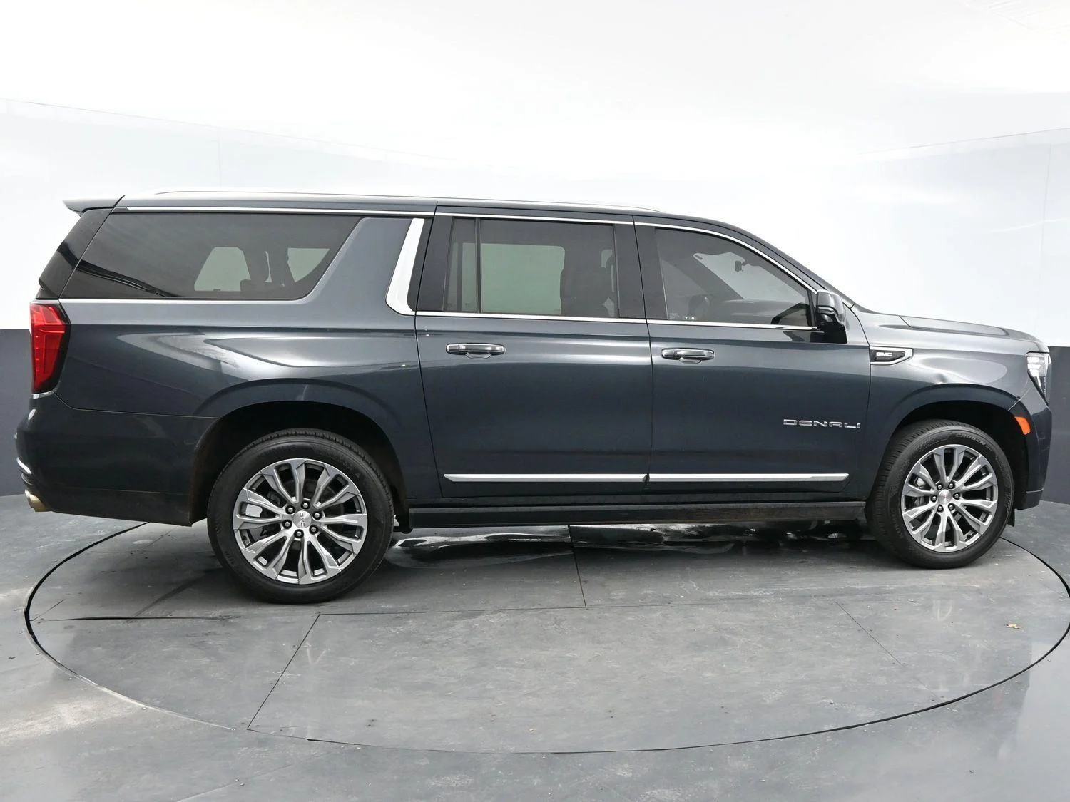 Used 2021 Hunter Metallic GMC Denali image 8