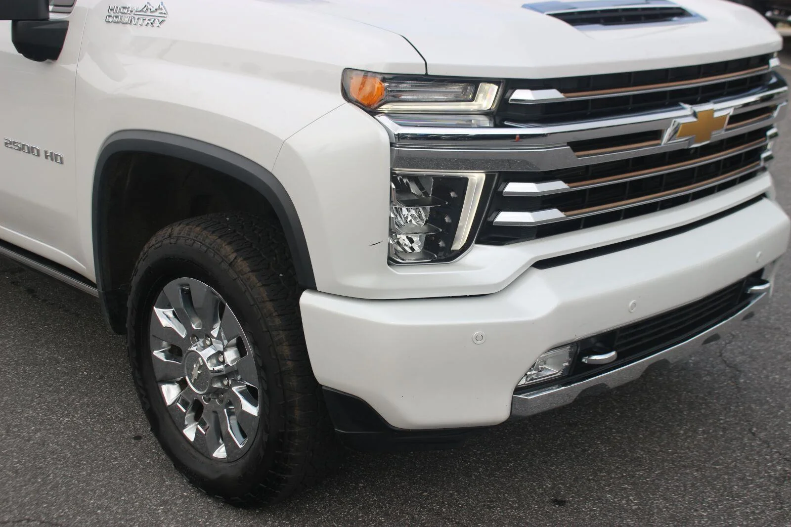 Used 2023 IRIDESCENT PEARL TRICOAT Chevrolet High Country image 9