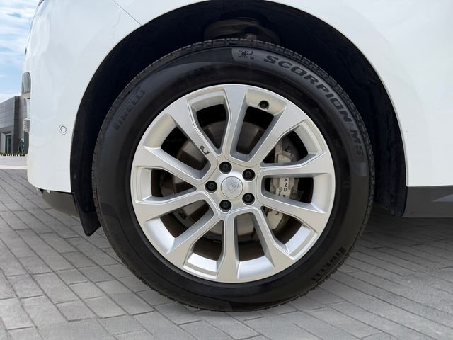 Certified Used 2025 Fuji White Land Rover SE image 9