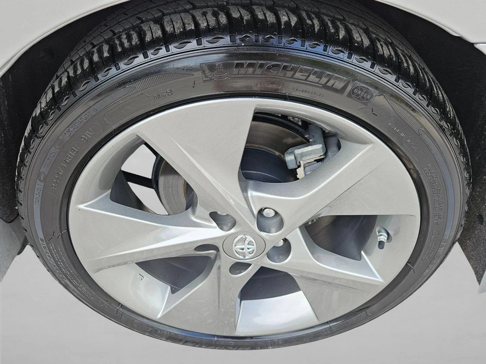 Used 2014 Classic Silver Metallic Toyota SE image 24