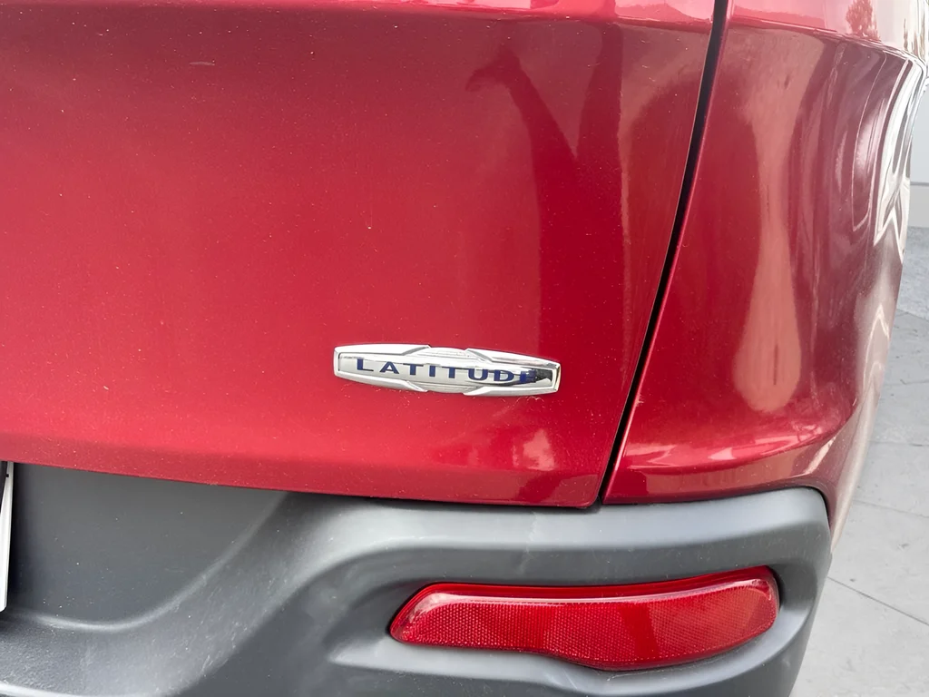 Used 2015 Red Jeep Latitude image 12