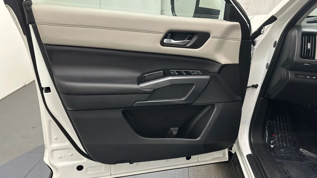 Used 2023 White Nissan SL image 14