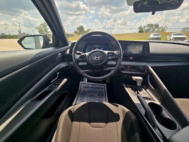 Used 2025  Hyundai SEL Sport image 13