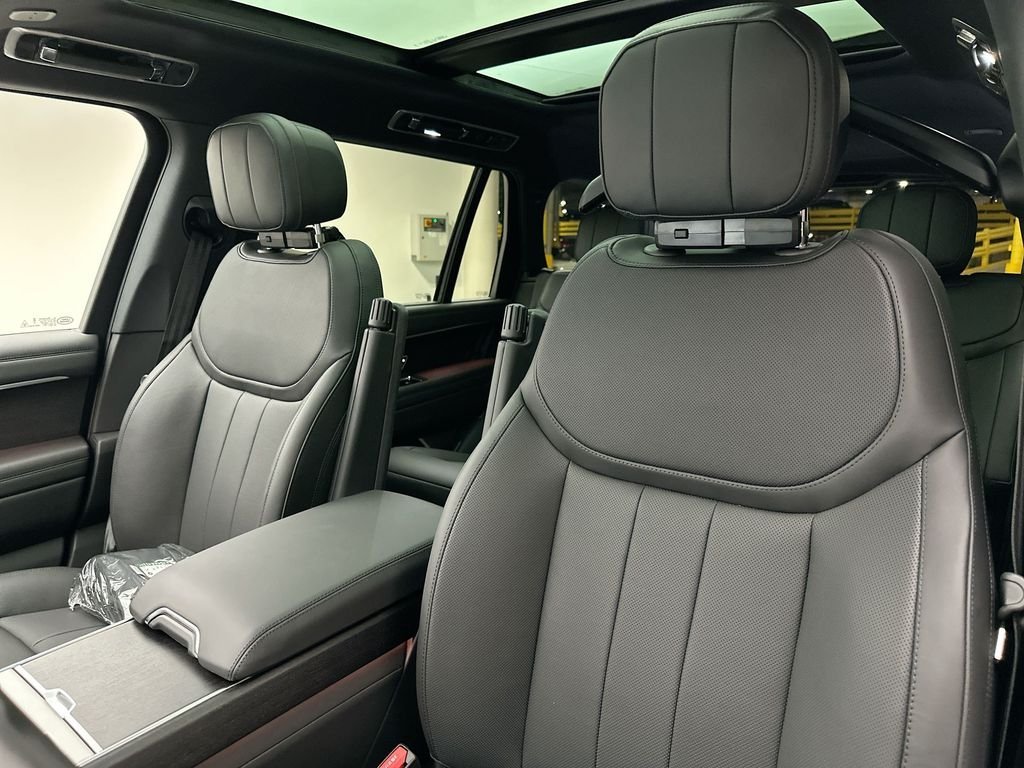 New 2026 Santorini Black LAND ROVER SE 7 Seats image 10