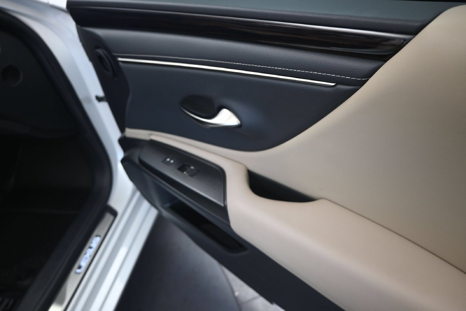 2021 Lexus ES 350 - Photo 23