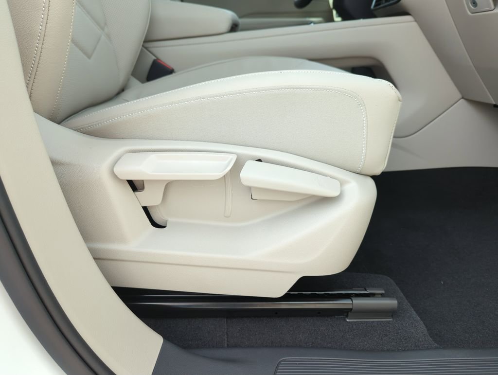 New 2026 White/off-white Volkswagen 2.0T SE image 38