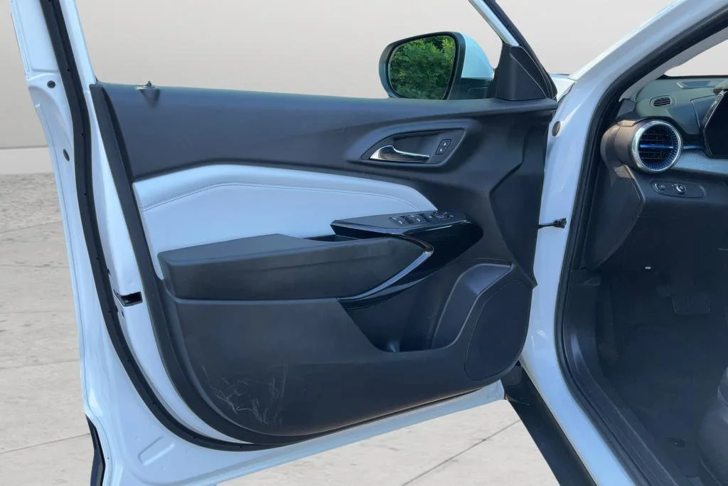 2025 Chevrolet Trax LT - Photo 11