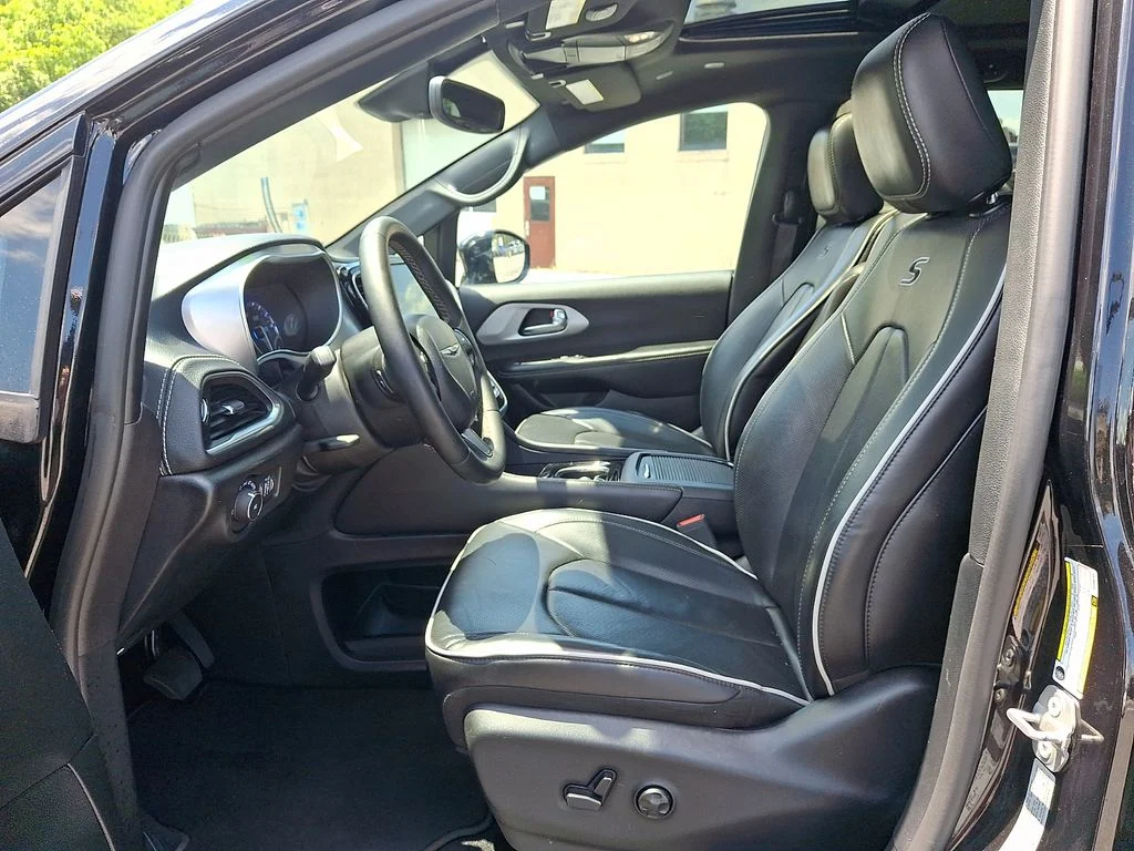Used 2025 Black Chrysler Limited image 14