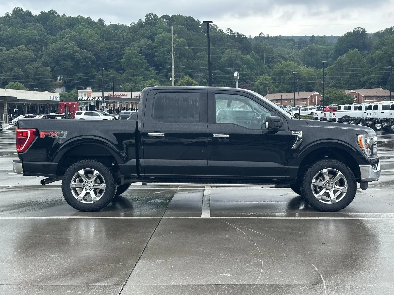 Used 2022 Agate Black Metallic Ford XLT image 8