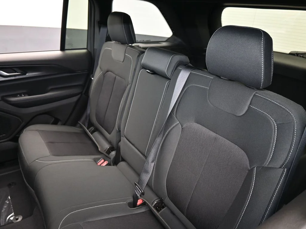 New 2026 Bright White Clear-Coat Exterior Paint Jeep Laredo X image 31