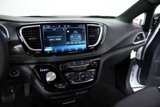 2025 Chrysler Pacifica Select - Photo 7