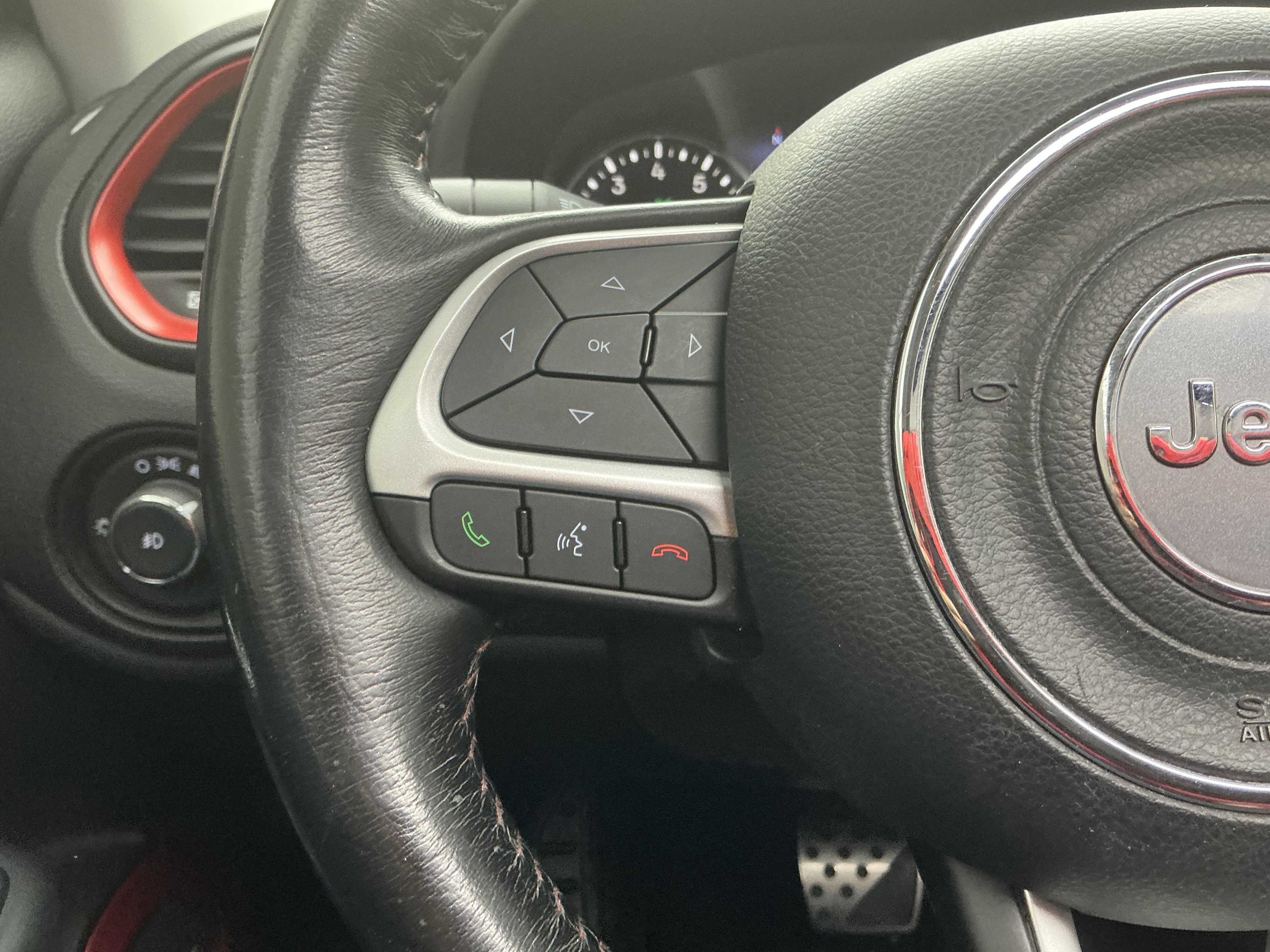 Used 2018 Alpine White Jeep Trailhawk image 9