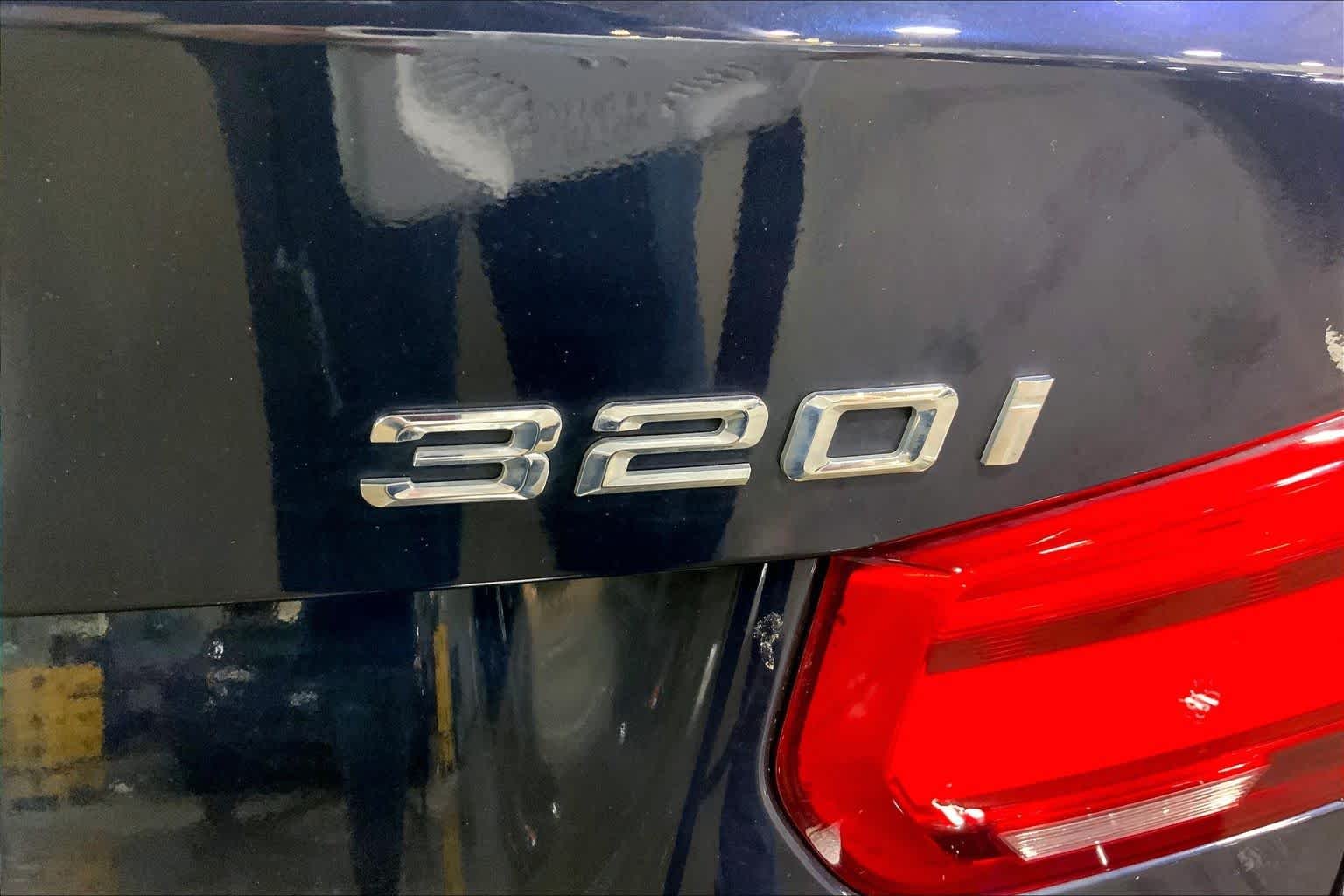 Used 2016 Imperial Blue Metallic BMW 320i xDrive image 10