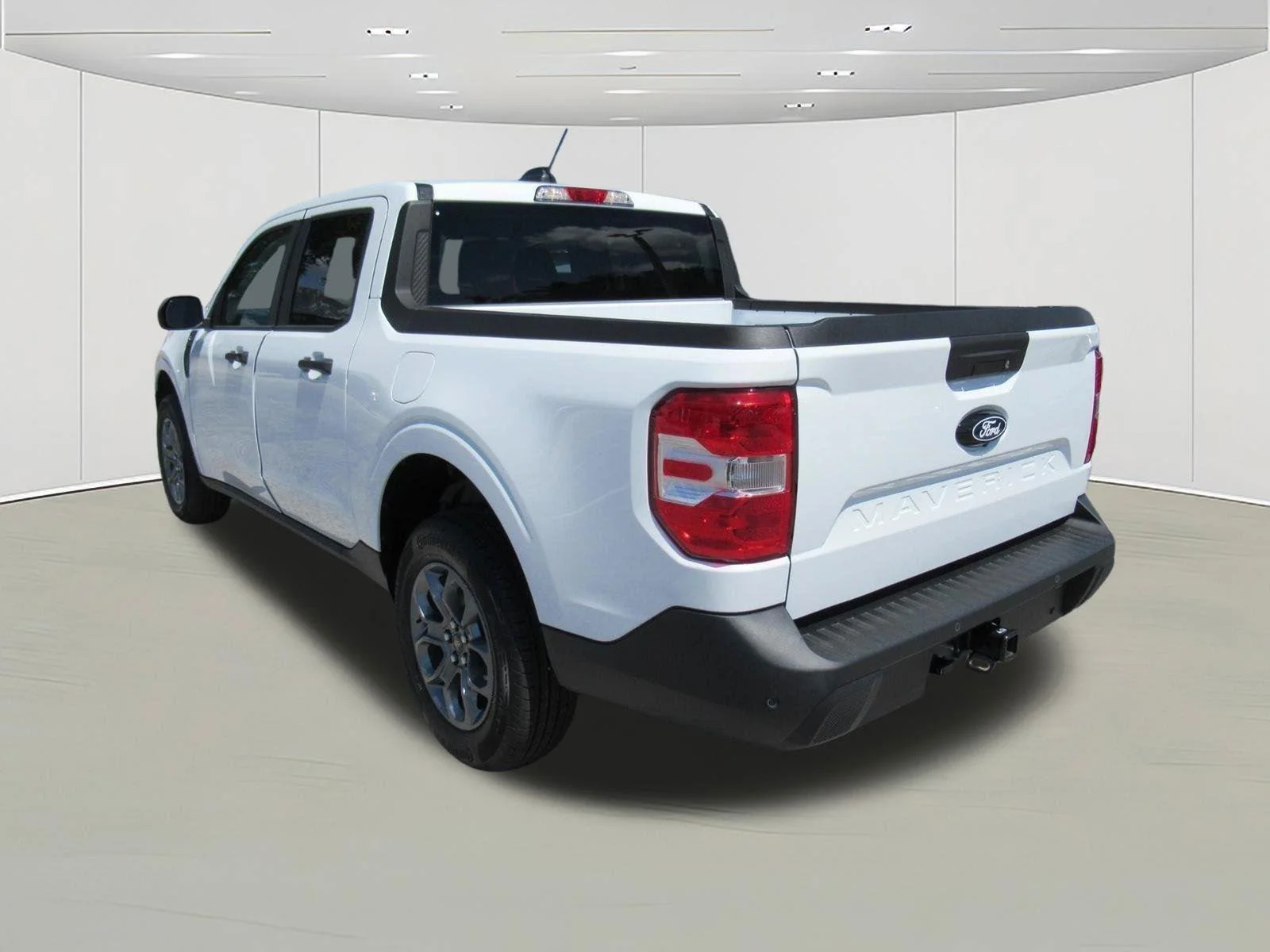 New 2026 Oxford White Ford XLT image 5