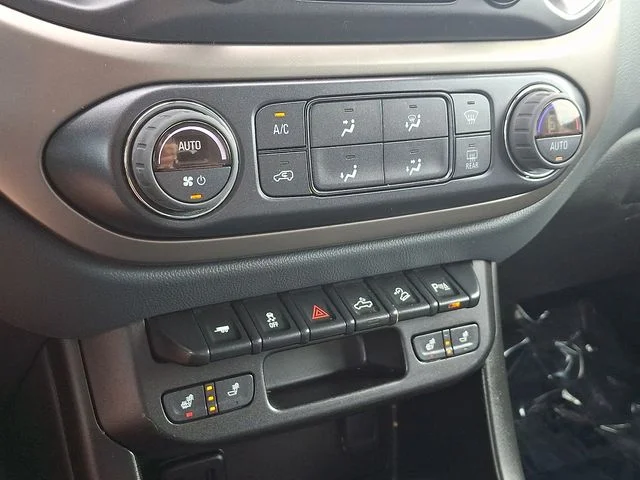 Used 2022 Blue Chevrolet Z71 image 15