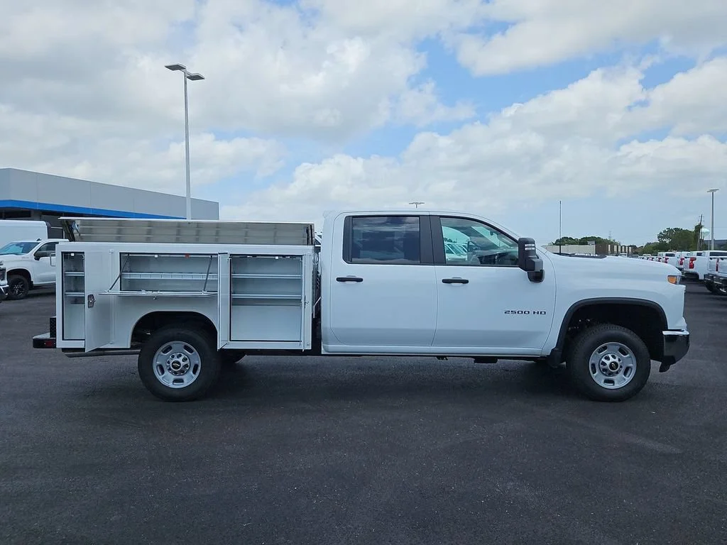 New 2026 Summit White Chevrolet WT image 7