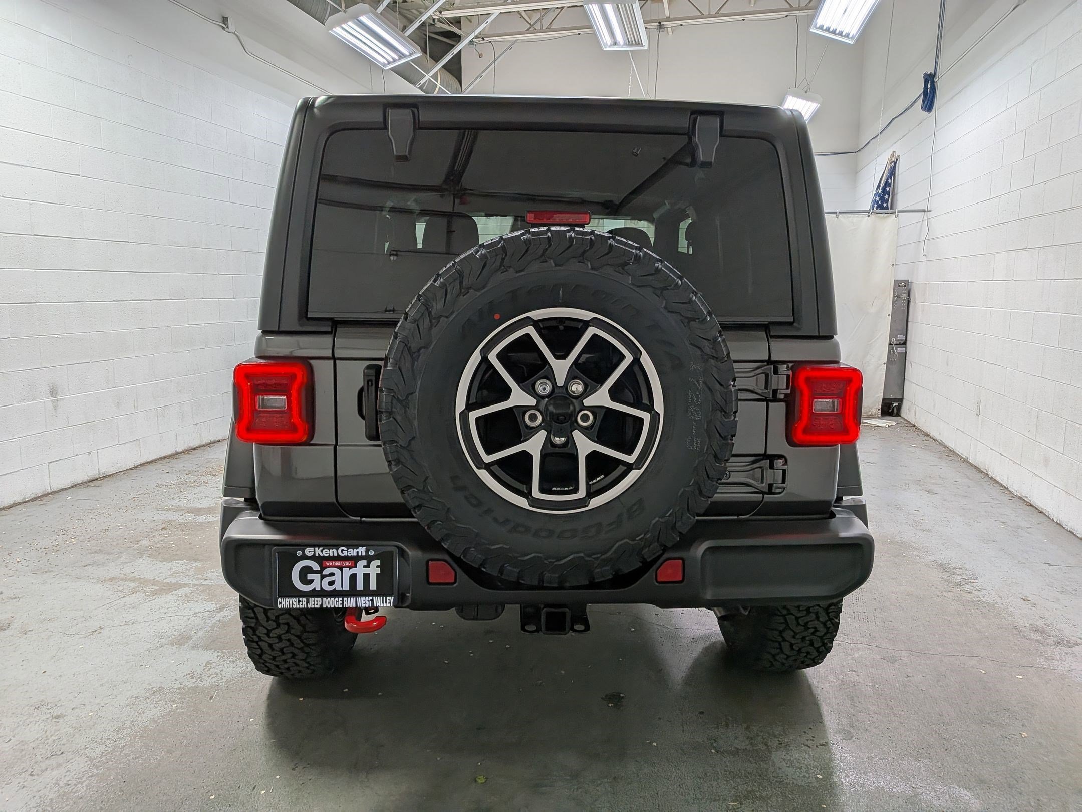 New 2026 Granite Crystal Metallic Clear-Coat Exterior Paint Jeep Rubicon image 5
