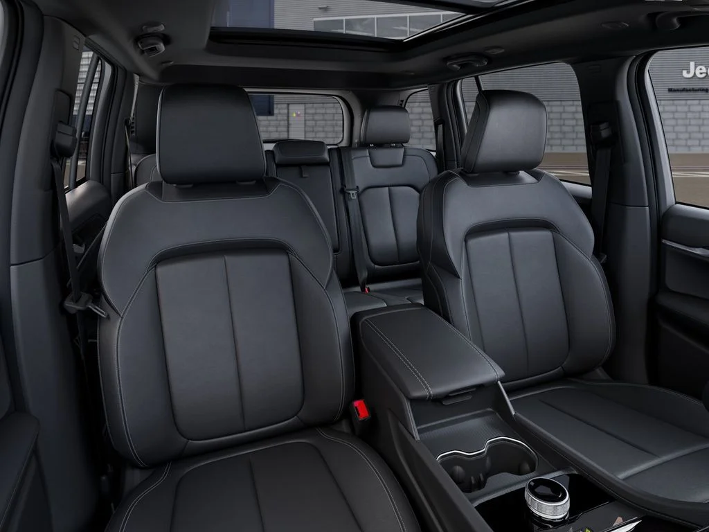 New 2026 Diamond Black Crystal Pearl-Coat Exterior Paint Jeep Limited image 16