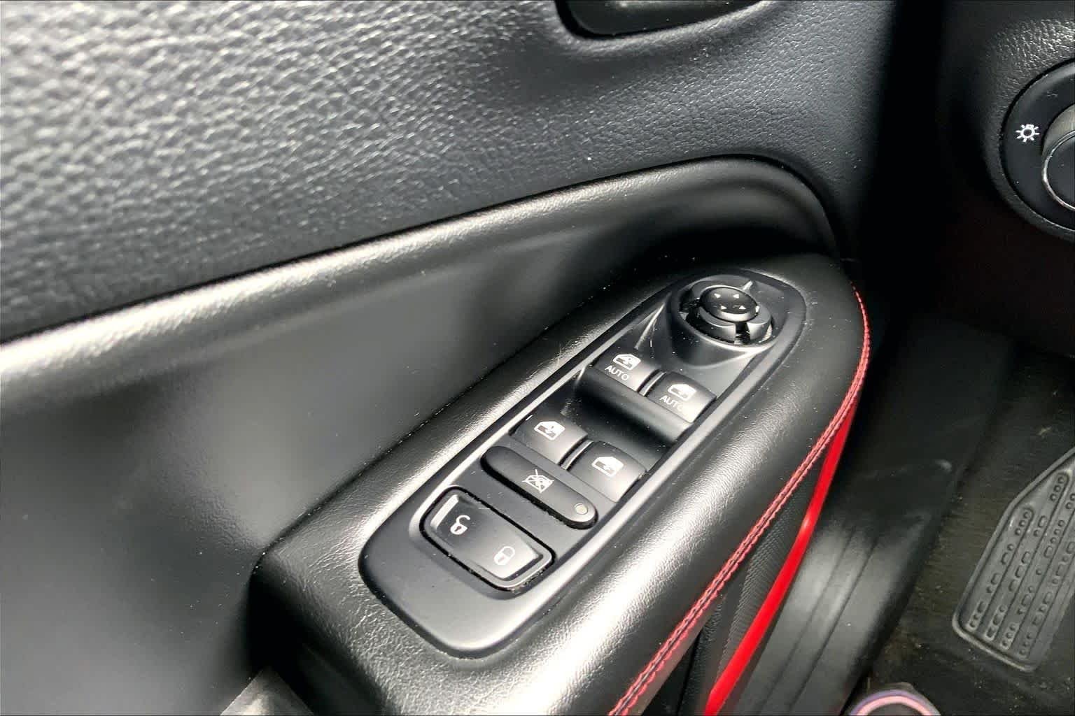 Used 2021 Billet Silver Metallic Clearcoat Jeep Trailhawk image 34