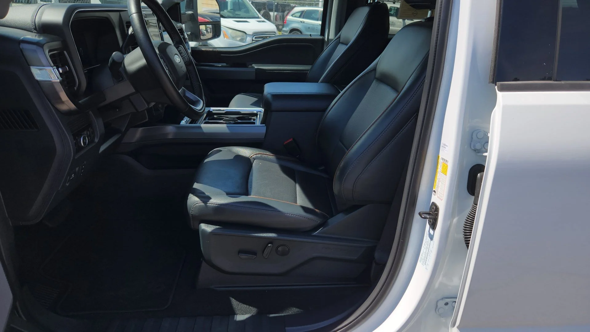 Certified Used 2025 Oxford White Ford LARIAT image 15