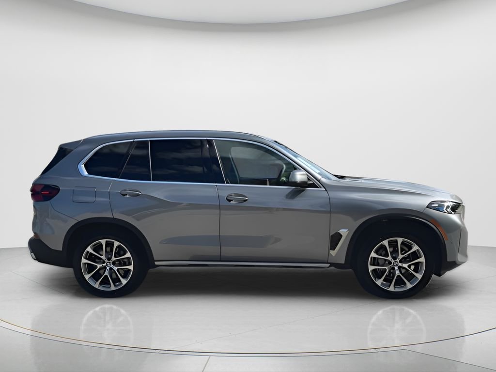 New 2026 Skyscraper Grey Metallic BMW sDrive40i image 9