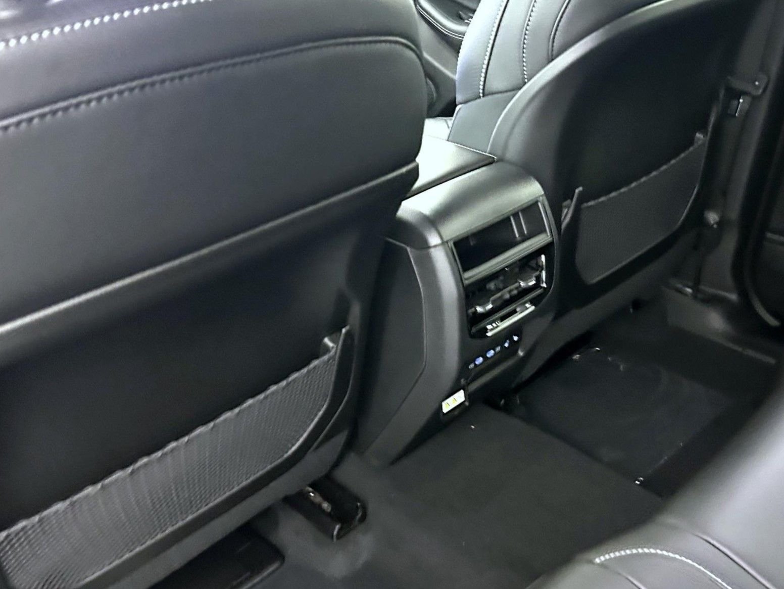 New 2026 Bright White Clear-Coat Exterior Paint Jeep Limited image 21