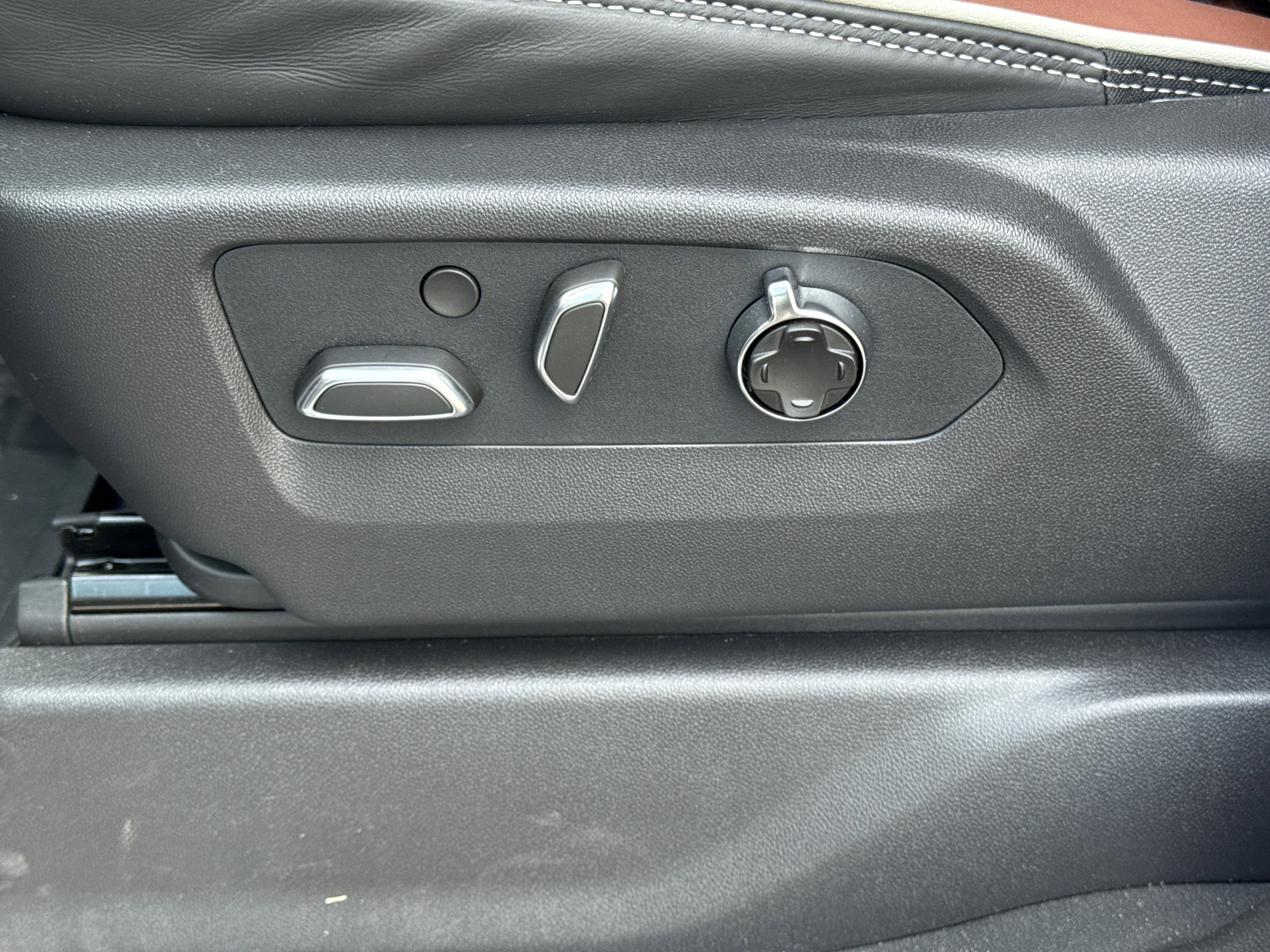 New 2026 Glacier White Tricoat GMC Denali Ultimate 4WD image 18